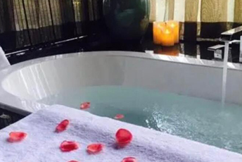 上海静安水疗池中的失重冥想：当身体学会漂浮